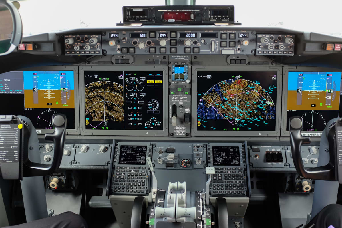 Förarkabinen i flygplanstypen Boeing 737 Max 8.
