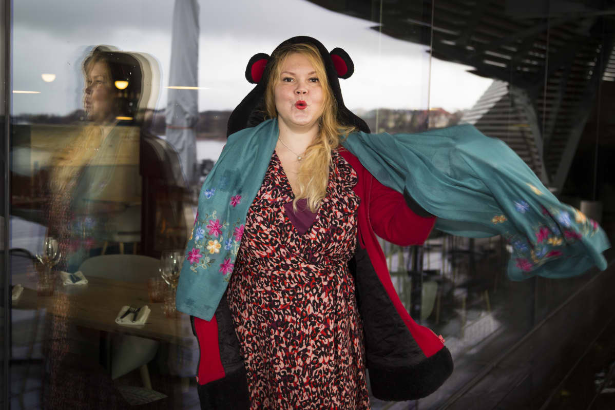 Katja Kettu heilauttaa huivia.