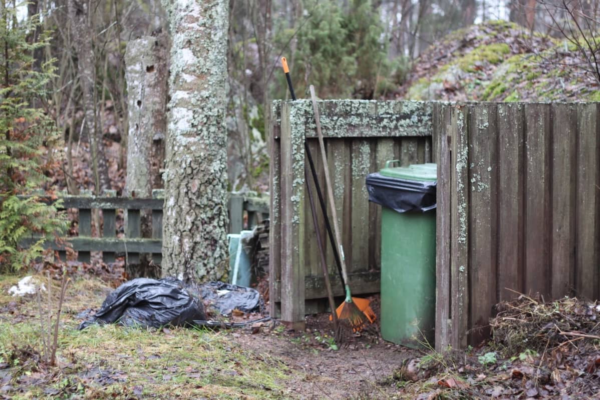 Jäteastia maaseudulla.