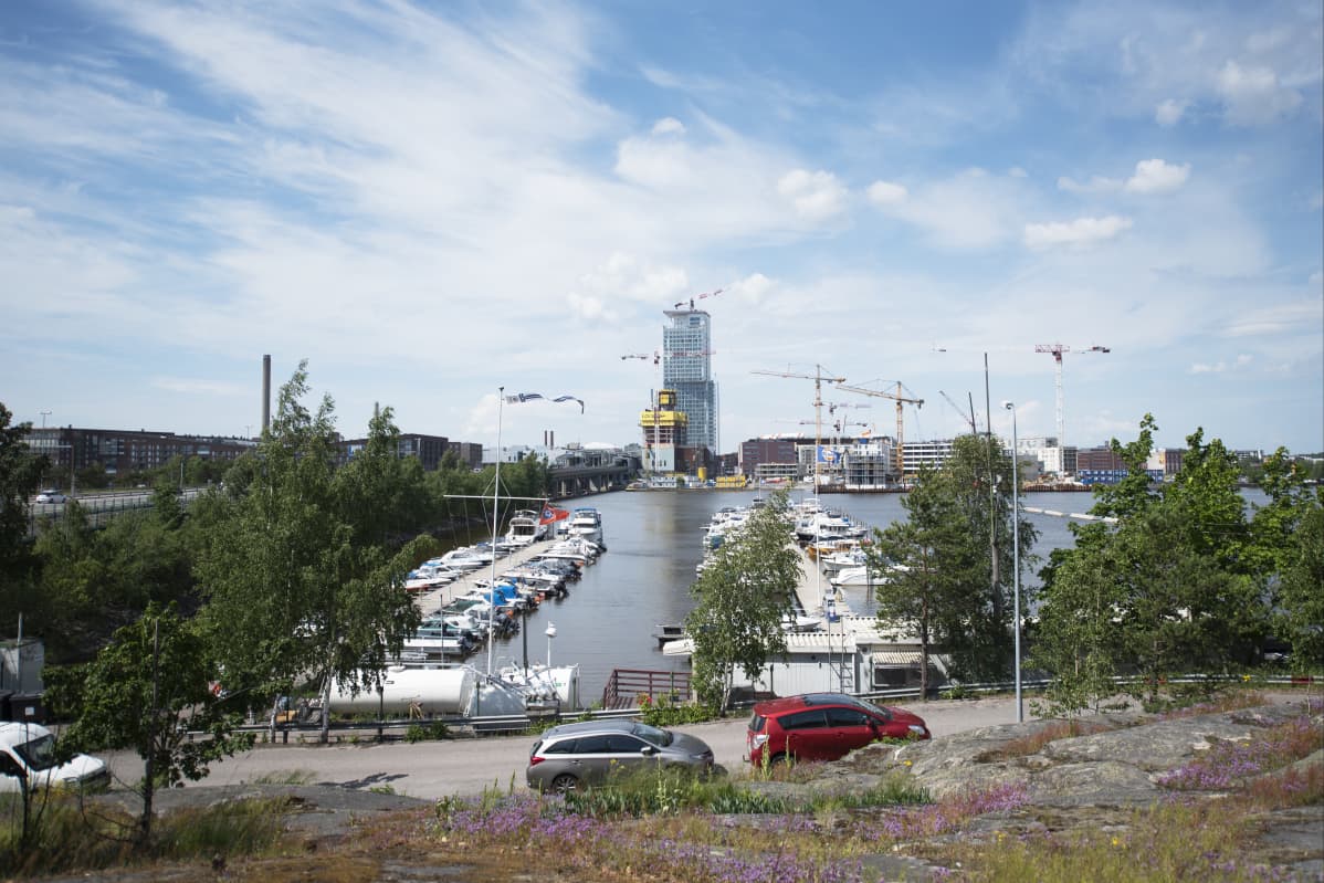 Majakka kuvattuna Kulosaaresta.