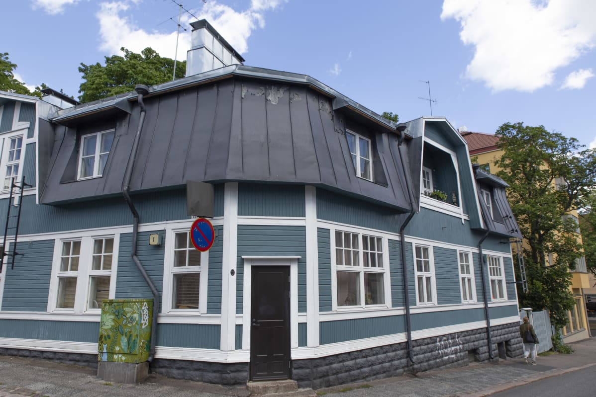 Jugend-talo puuvallilassa. Puu-Vallilan rakentaminen alkoi vuosina 1910-13 kaupunginarkkitehti Karl Hård af Segerstadin mallisuunnitelman pohjalta.
