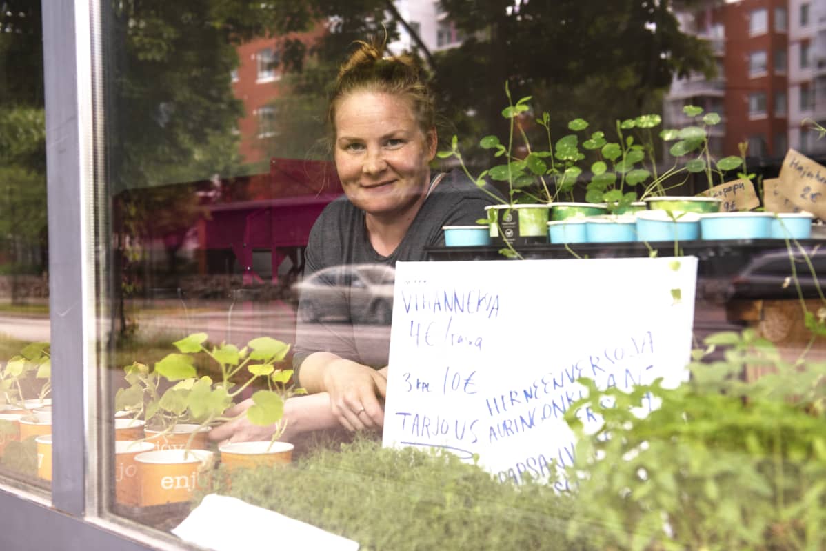 Riikka Kallio liikkeensä ikkunassa.