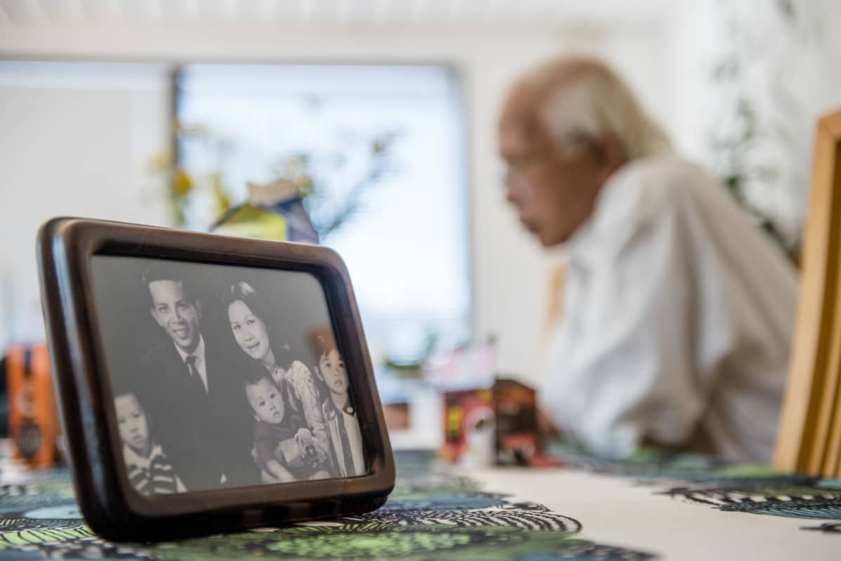 Tran Minh Canh silittää käsissään kookospähkinän puolikasta. Sileäksi hiottu kulho oli lautanen saarella, jonne perhe haaksirikkoutui 40 vuotta sitten, ennen saapumista Suomeen.