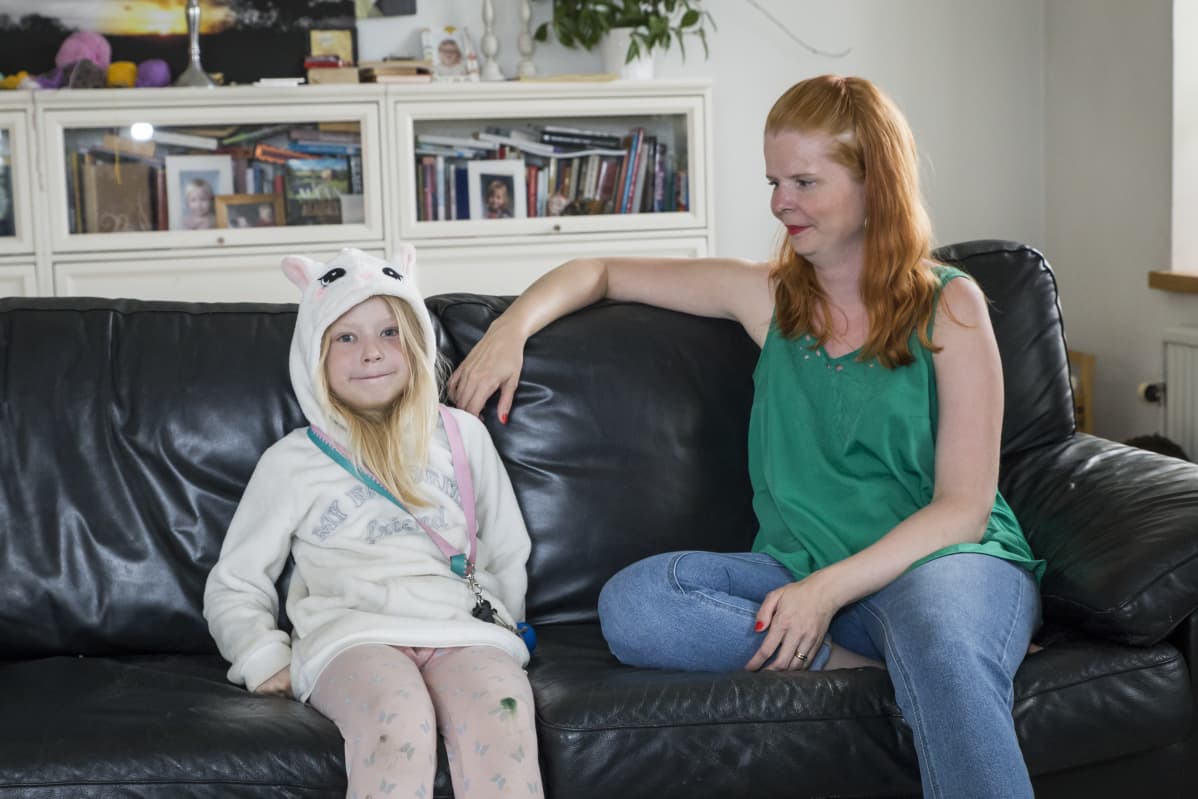 Kati Hannikainen ja Saima istuvat kotisohvalla