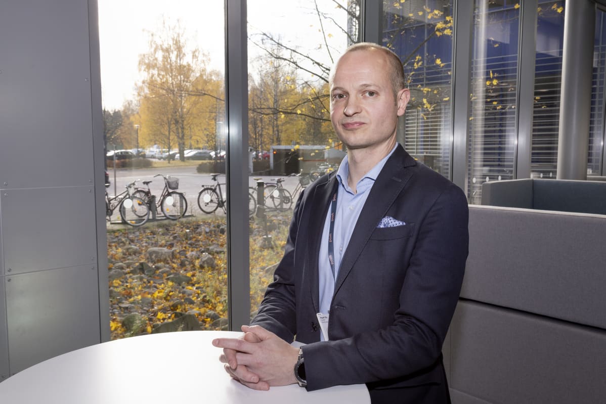 Postin palveluverkoston johtaja Lasse Huttunen lupaa parantaa pakettien ohjaus- ja lajitteluprosessia.