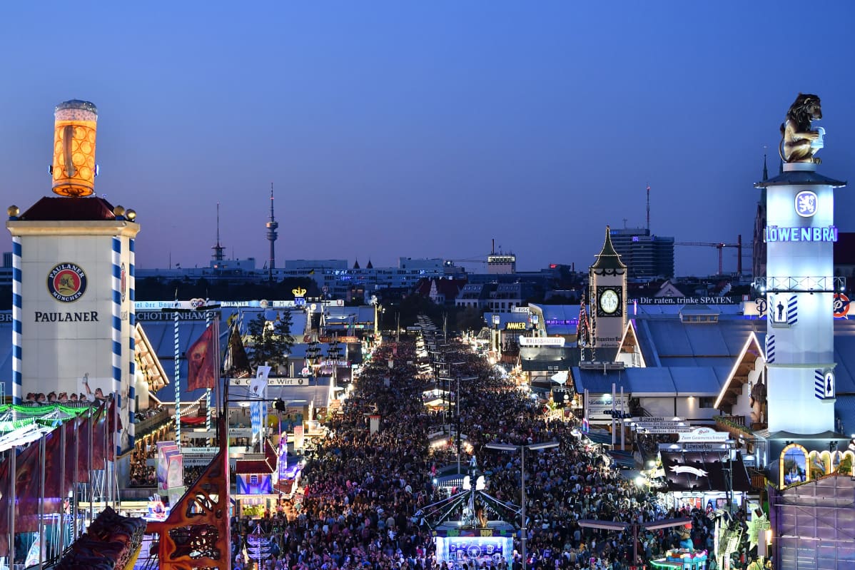 Oktoberfestin alueen rakennuksia. Valtava määrä ihmisiä.