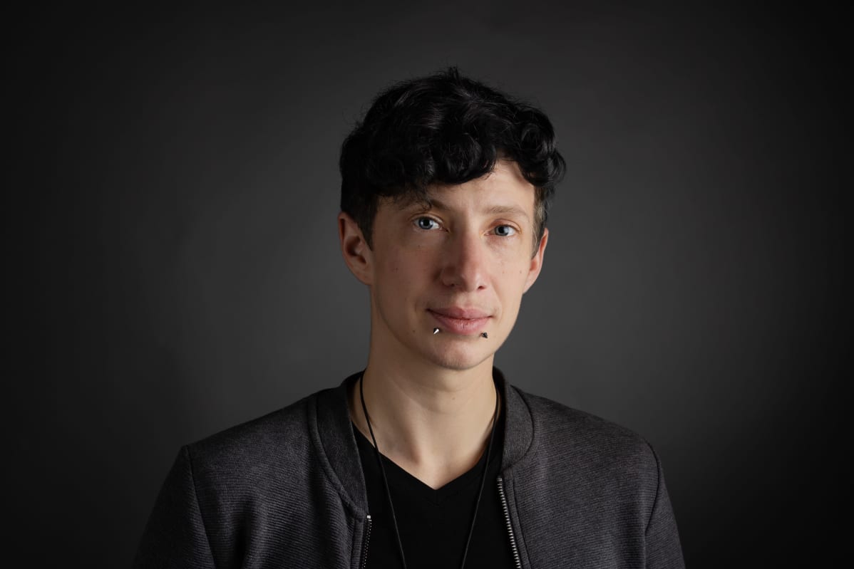 Susi Nousiainen, Ylen kolumnisti, kuvattuna studiossa lokakuussa 2019.