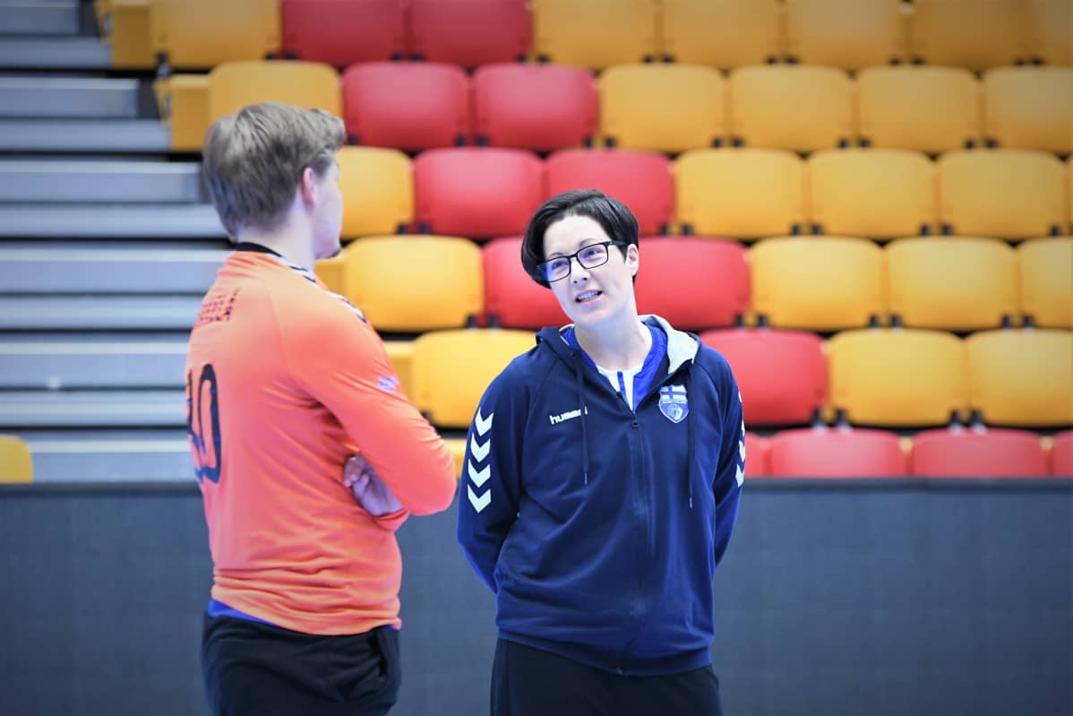 Vanja Radic och målvakten Mikael Mäkelä på handbollslandslagets träningar.