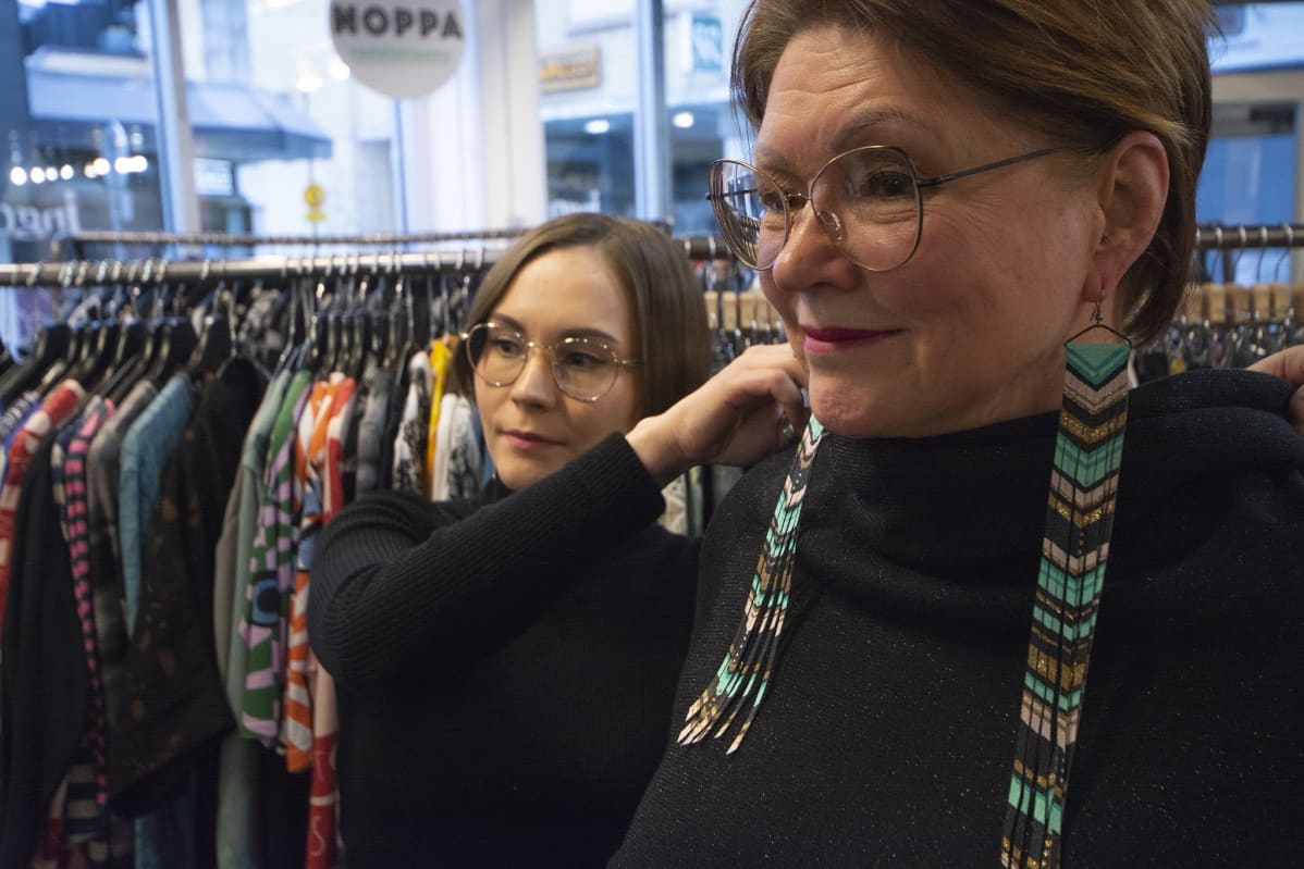 Mirja Kontio sovittaa korvakoruja Essi Isokosken kanssa