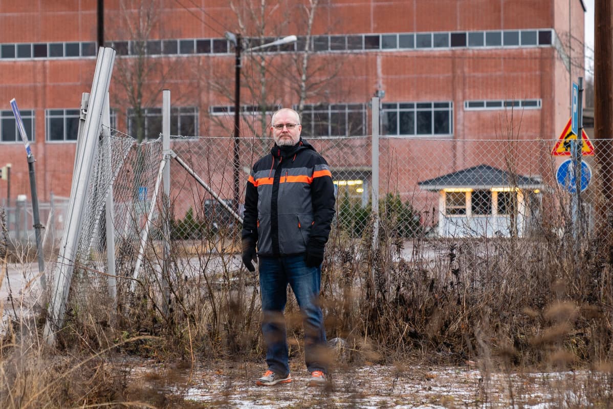 Jari Lindström Voikkaan tehtaan pihassa