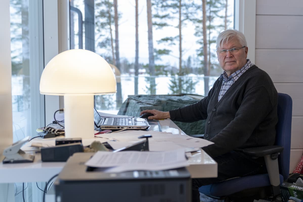 Hannu Heinonen maisemakonttorissaan kotonaan.