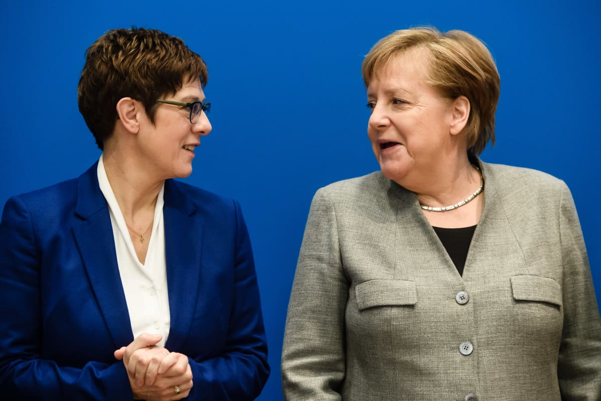 Annegret Kramp-Karrenbauer ja liittokansleri Angela Merkel Berliinissä CDU:n päämajassa maanantaina,