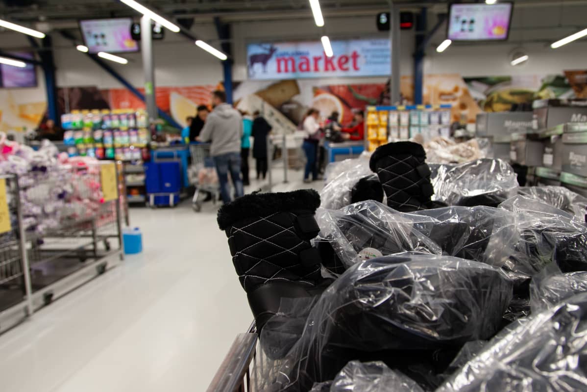 Asiakkaita Laplandia marketissa Nuijamaalla.