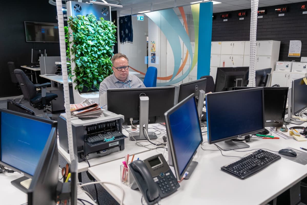 Ylen uutistoimittaja Petteri Löppönen radion uutisdeskillä 6.4.2020