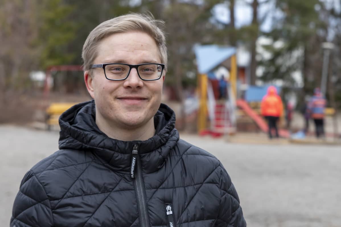 Mies hymyilee kuvassa.