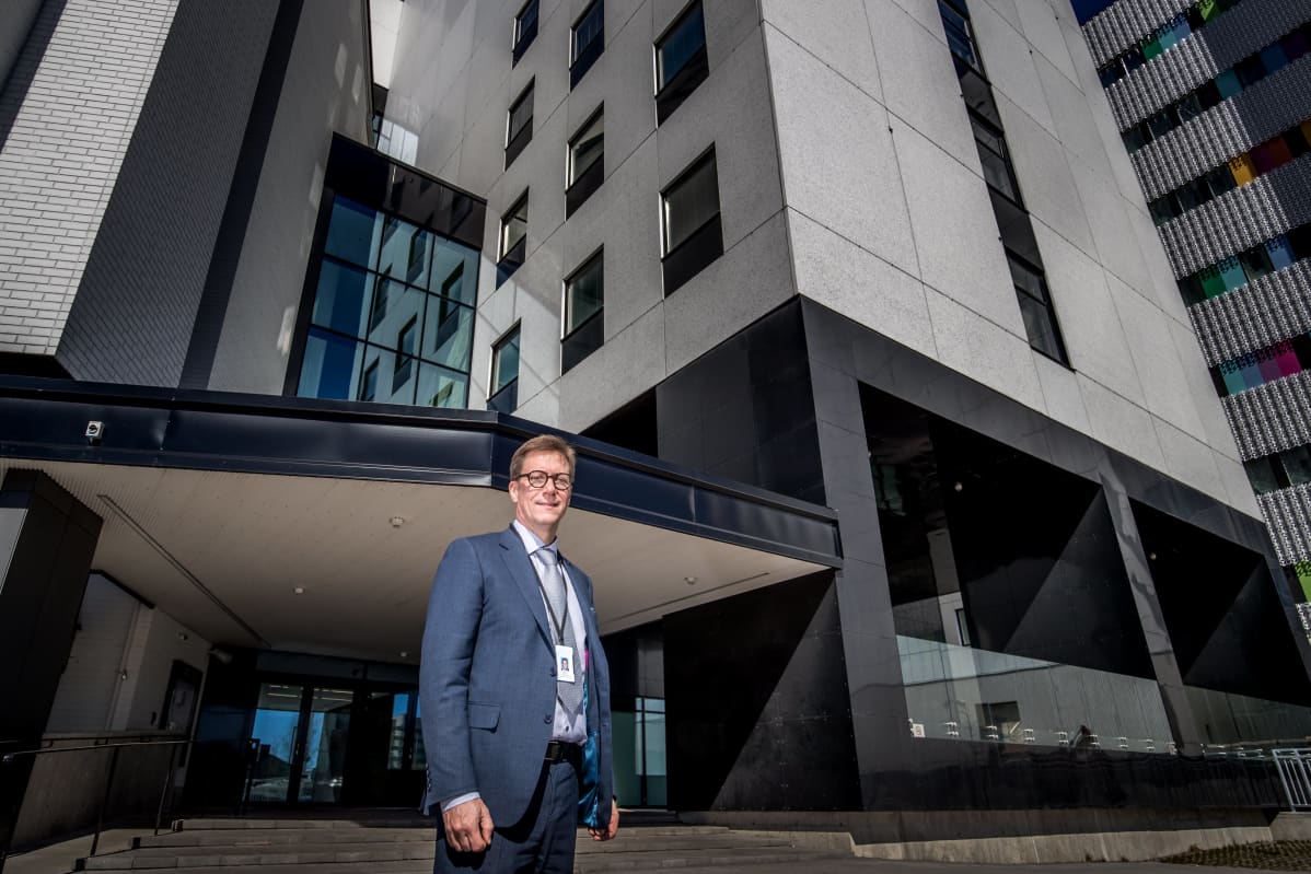 Chefsöverläkare Mikko Pietilä står utanför Åbo universitetscentralsjukhus.