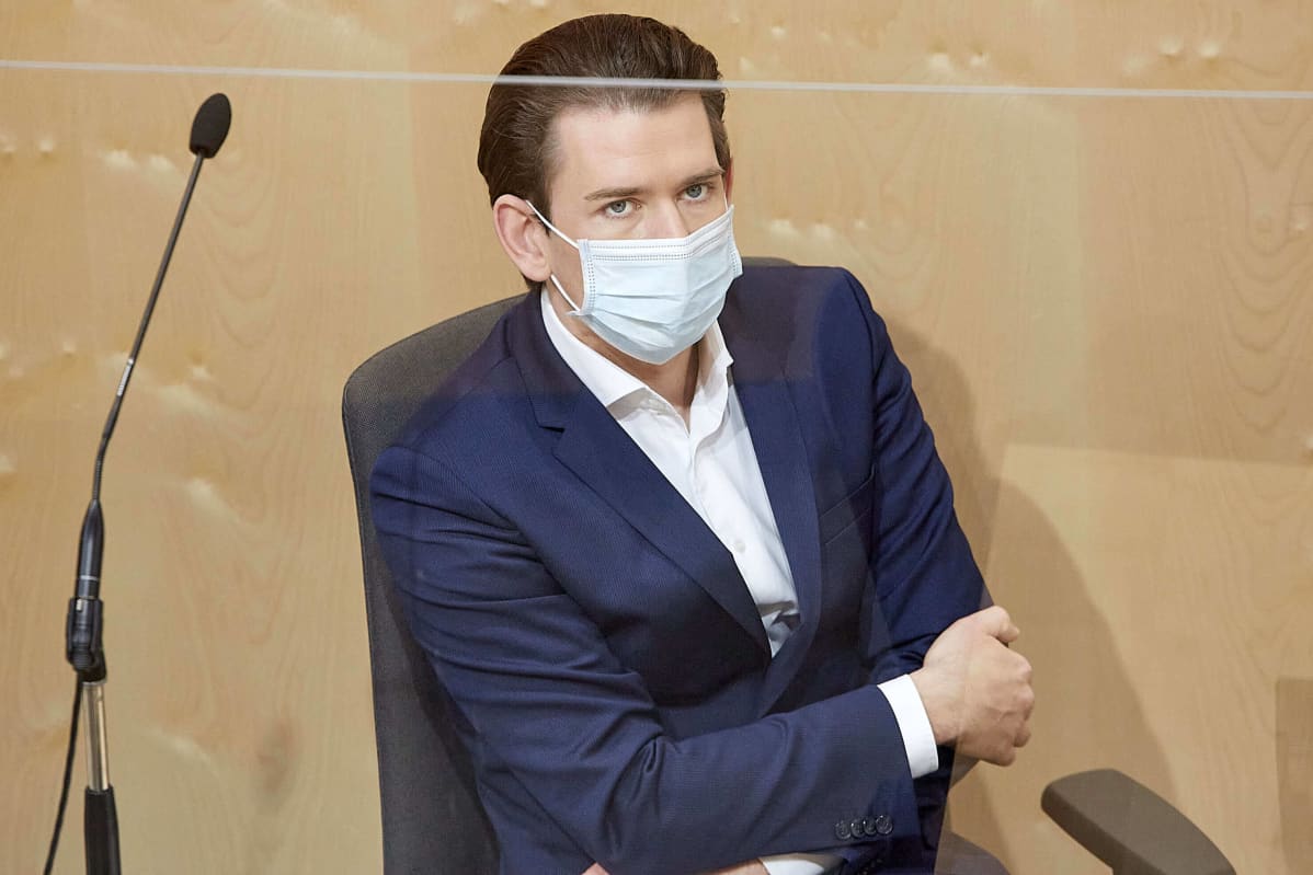 Itävallan pääministeri Sebastian Kurz kasvomaskin kanssa
