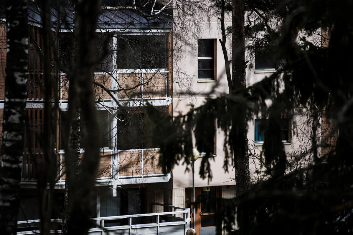 Kuvassa on kerrostalolähiömaisema Helsingistä.