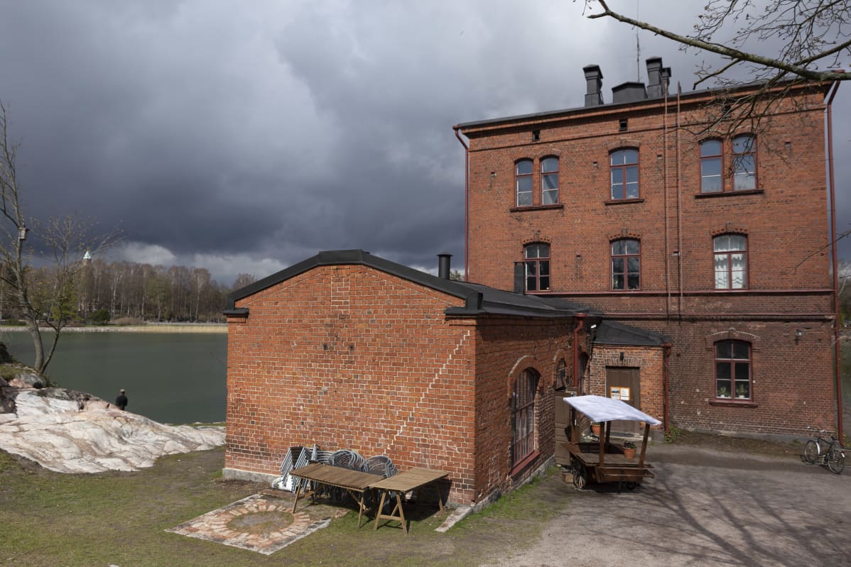 Lapinlahden sairaalan punatiilinen Venetsia-rakennus.
