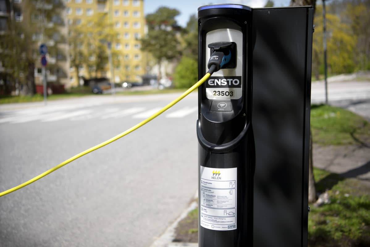 Sähköauton latauspiste kadun varrella Helsingissä.