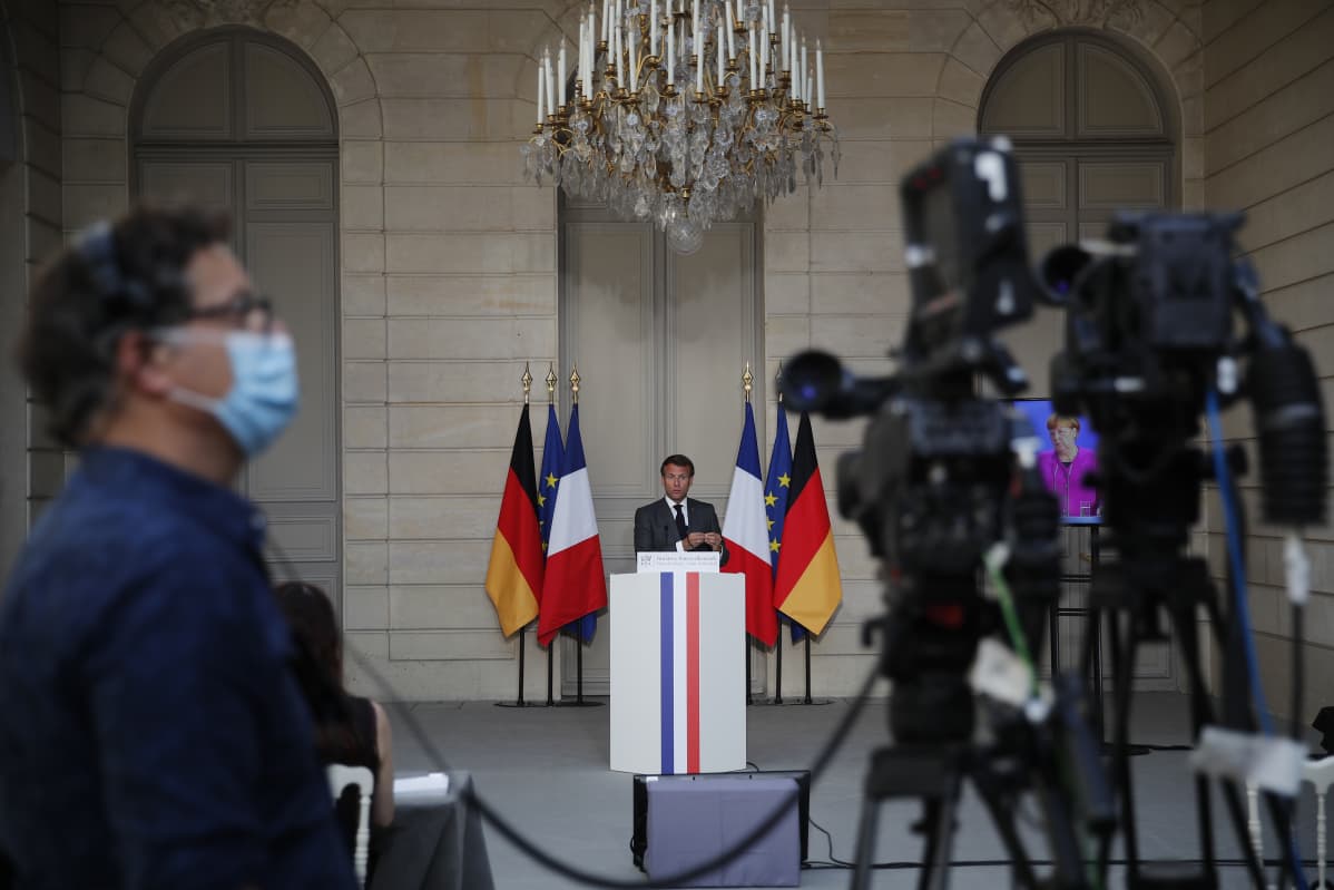 Emmanuel Macron maanantaina, pitäessään videoitse lehdistötilaisuutta yhdessä Saksan liittokanslerin, Angela Merkelin kanssa koronaelvytyksestä.