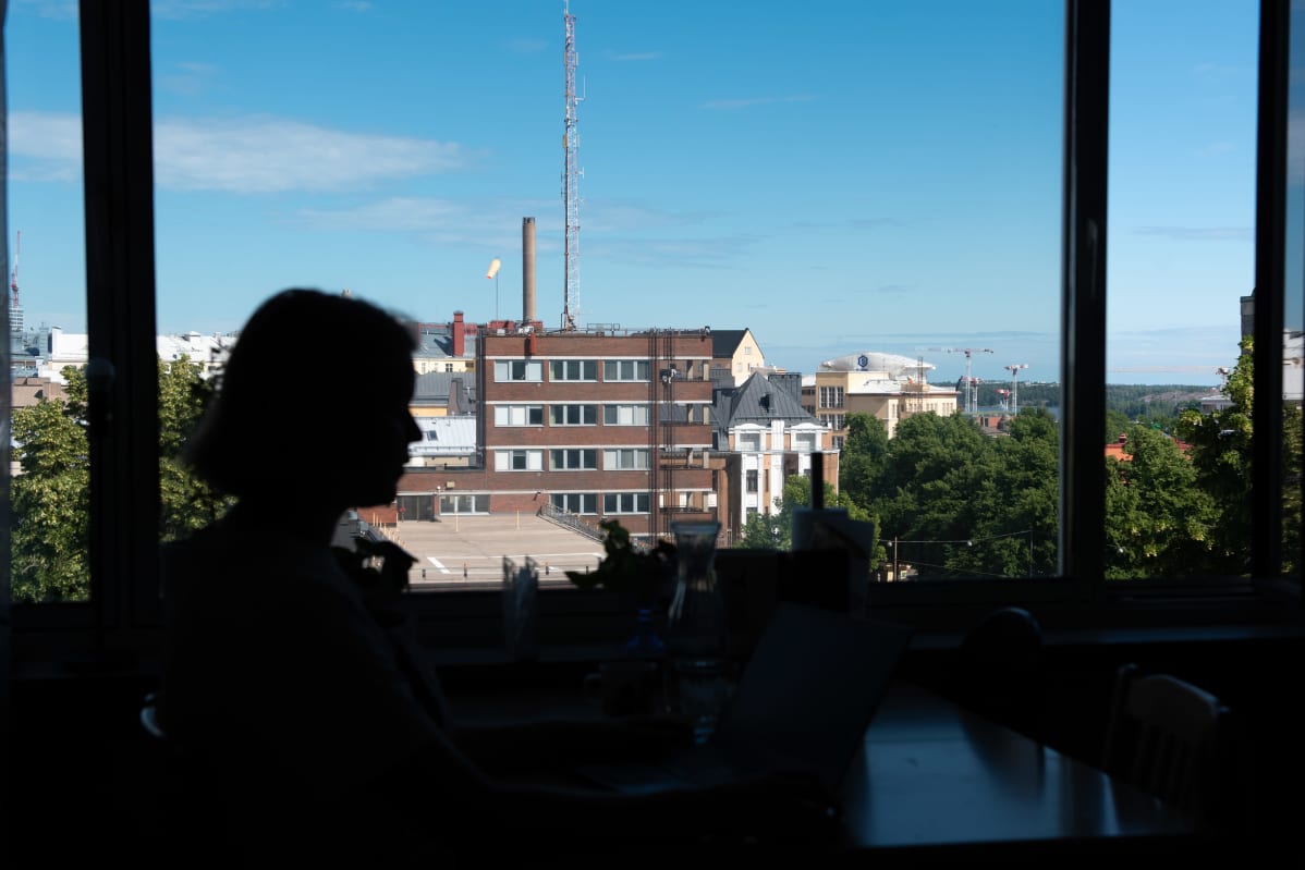 Venla Salomaan työpöydän äärestä aukeaa maisema Helsingin ylle.