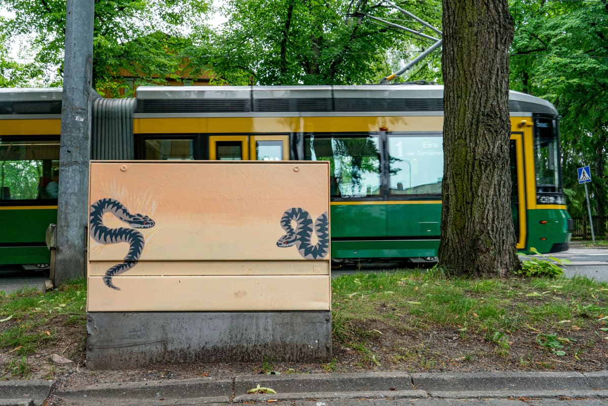 Kalevala-aiheinen sähkökaappi Käpylässä, Pohjolankatu 6.