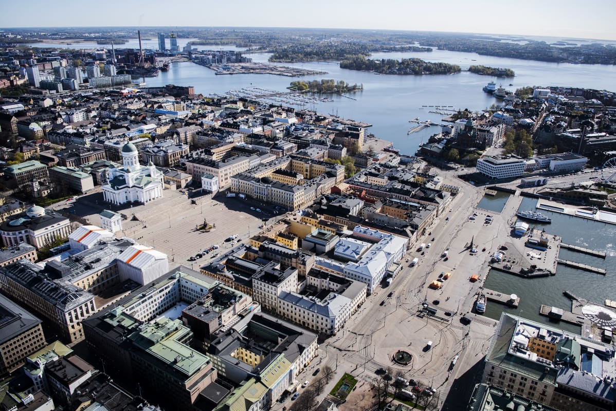 Kuvassa on Helsingin Tuomiokirkko ja Senaatintori toukokuussa 2020.