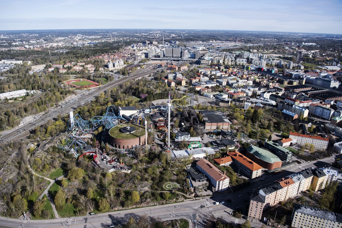 Ilmakuvassa on Linnanmäen huvipuisto toukokuussa 2020.
