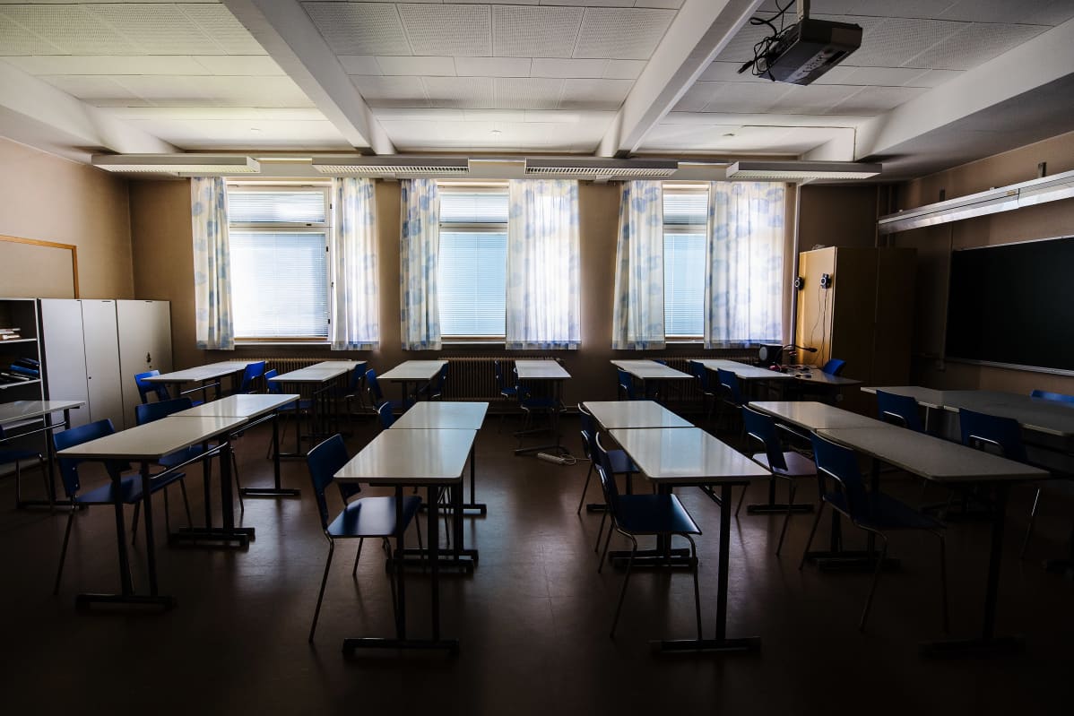 Kuvassa on tyhjä luokkahuone Hyvinkäällä elokuussa 2020.