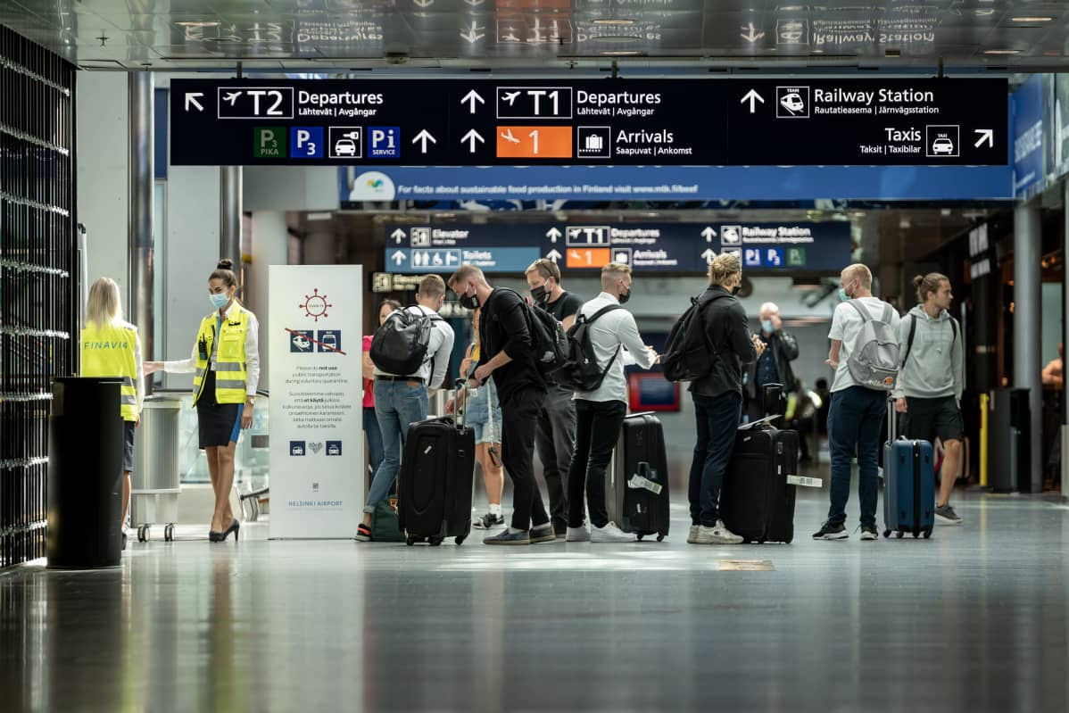 Matkustajia kentällä, Hki-Vantaa, 11.8.2020.