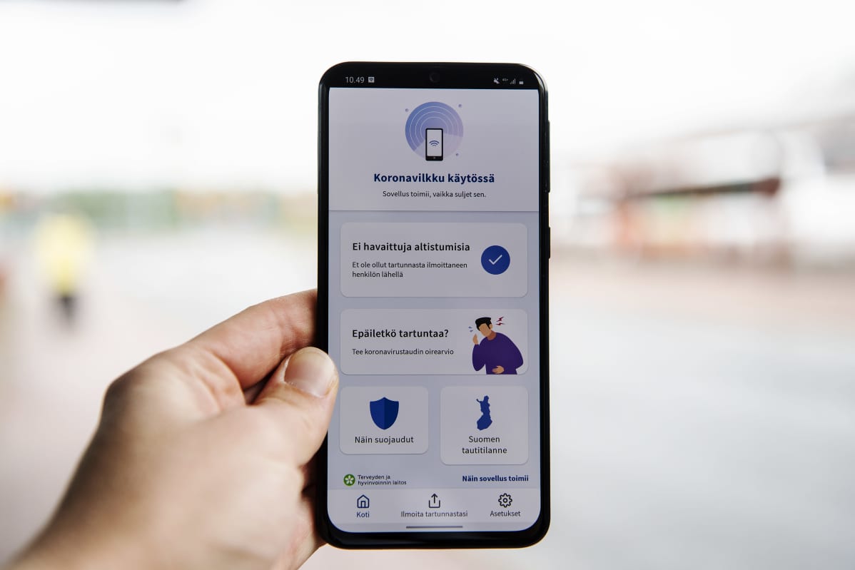 Kuvassa on puhelin, jonka ruudulla on Koronavilkku-sovellus elokuussa 2020.