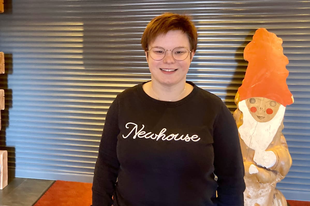 Henna Holappa Joulupukin kammarissa Napapiirillä.