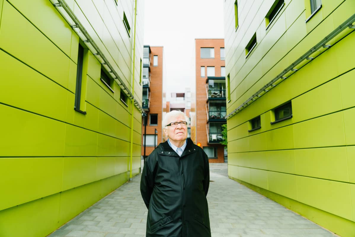 Arkkitehti, professori Jyrki Tasa tarkastelee Konepajan korttelin ns. värikästä taideakselia eli porttikäytävää.