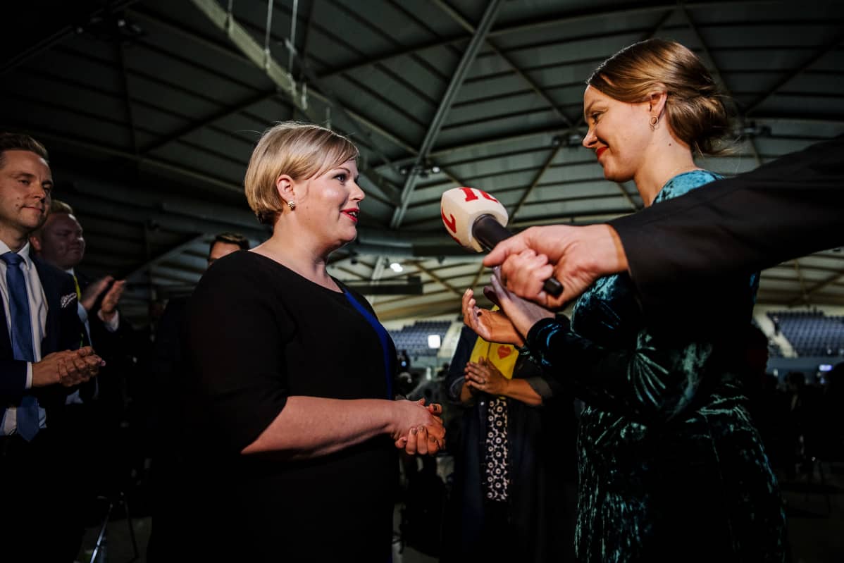 Kuvassa on Keskustan uusi puheenjohtaja Annika Saarikko ja hävinnyt puheenjohtaja Katri Kulmuni.