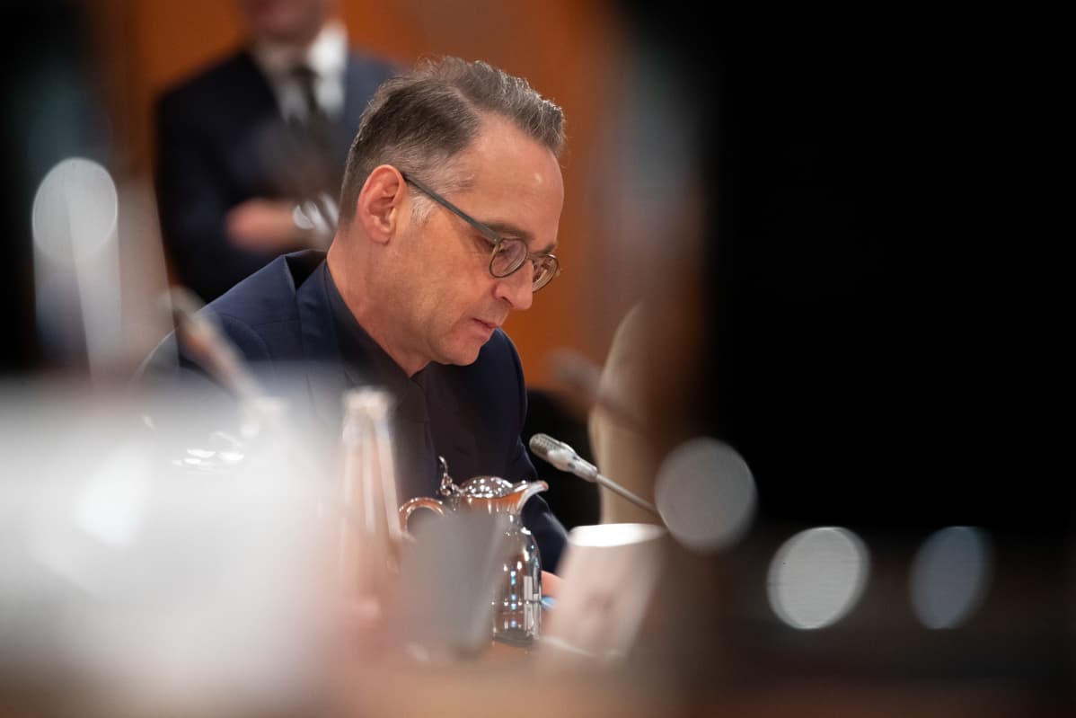 Heiko Maas pöydän ääressä sivulta kuvattuna