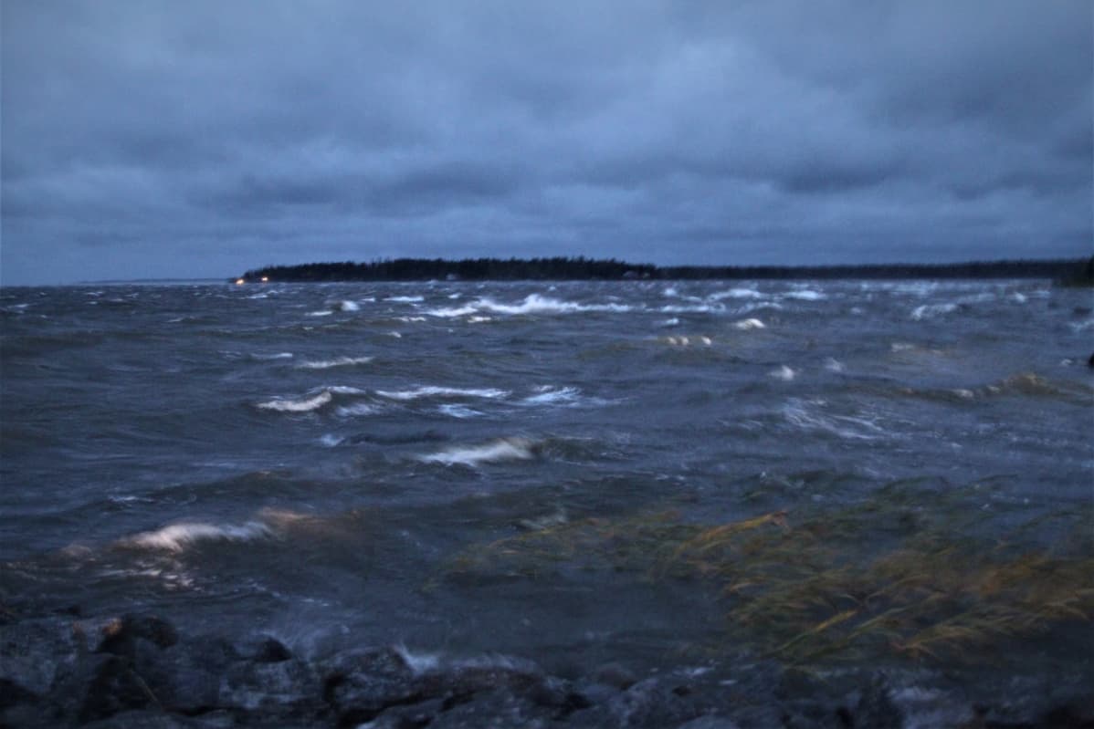 Aila-myrsky nostaa vaahtopäitä Merenkurkussa 16.9.2020