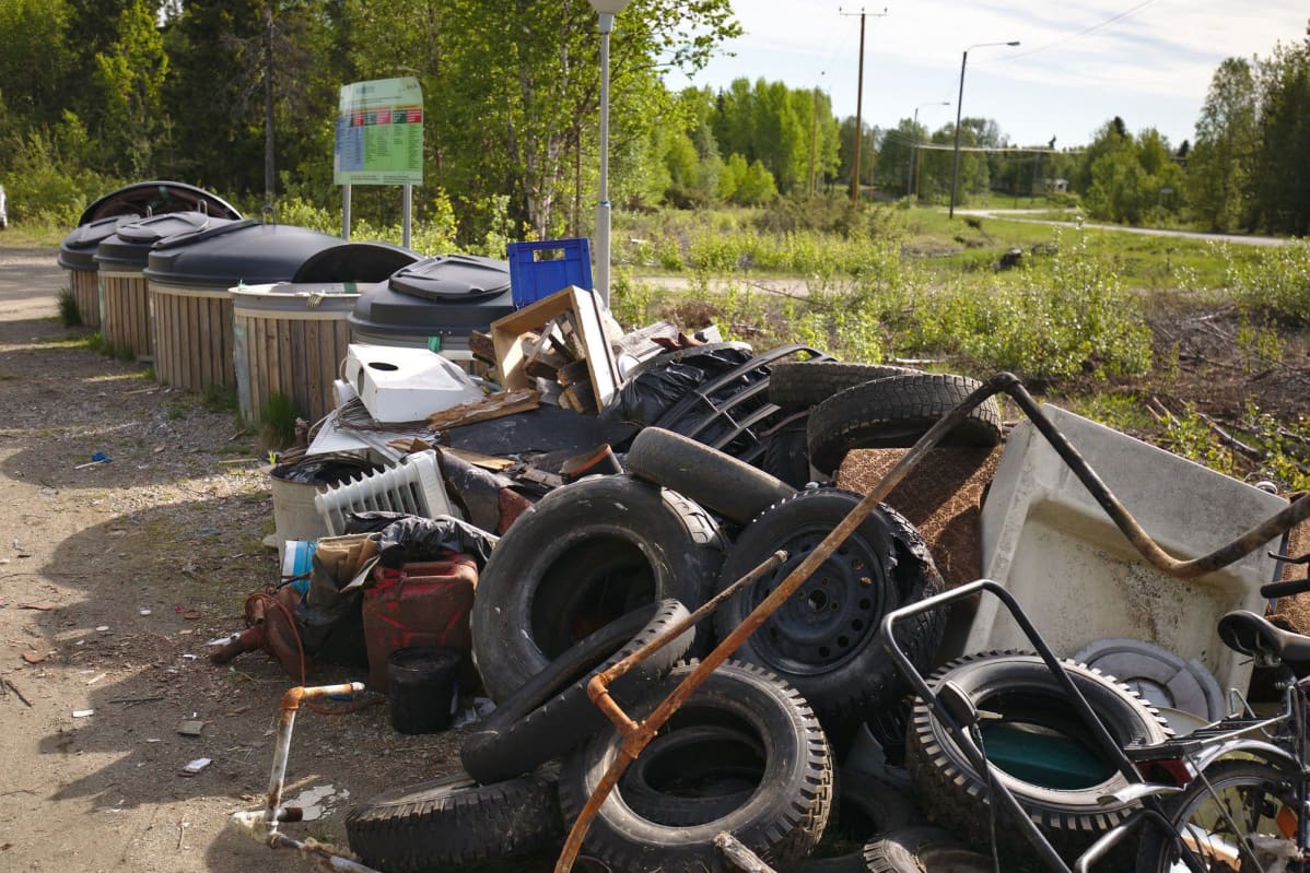 Autonrenkaita ja metallijätettä kasattuna keräysastioiden viereen Ivalossa.