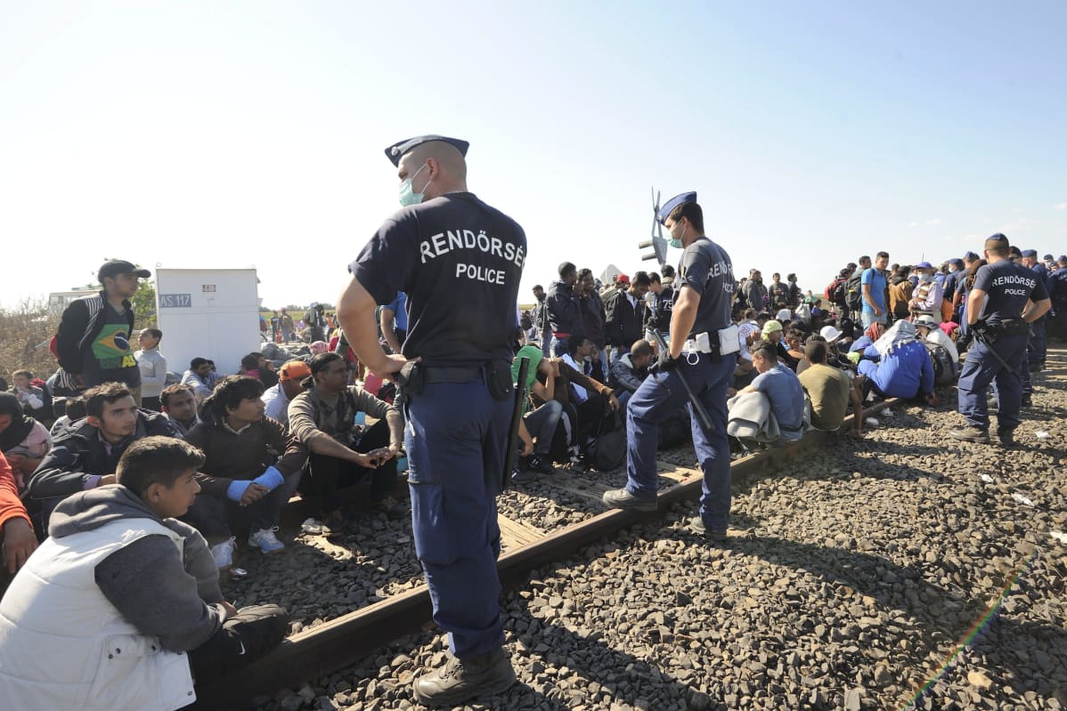 Poliisi vartioi Serbiasta Unkariin saapuneita turvapaikanhakijoita syyskuussa 2015.