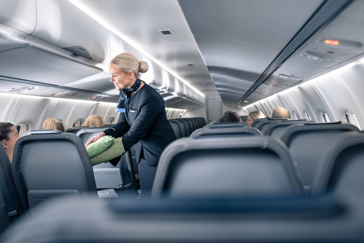 Nordic Regional Airlines Oy:n lennolla lentoemäntä Emmi-Sofia Perälä palvelee asiakasta