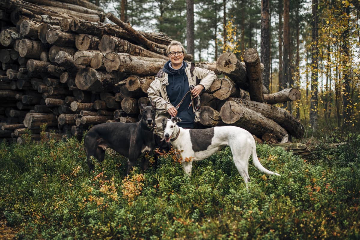 Kuvassa on Maria-Theresa Vähäkangas koirineen Hailuodossa syyskuussa 2020.