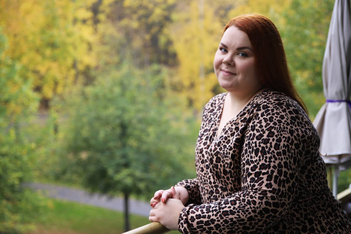 Krista Kohonen asuntonsa parvekkeella Lahdessa.