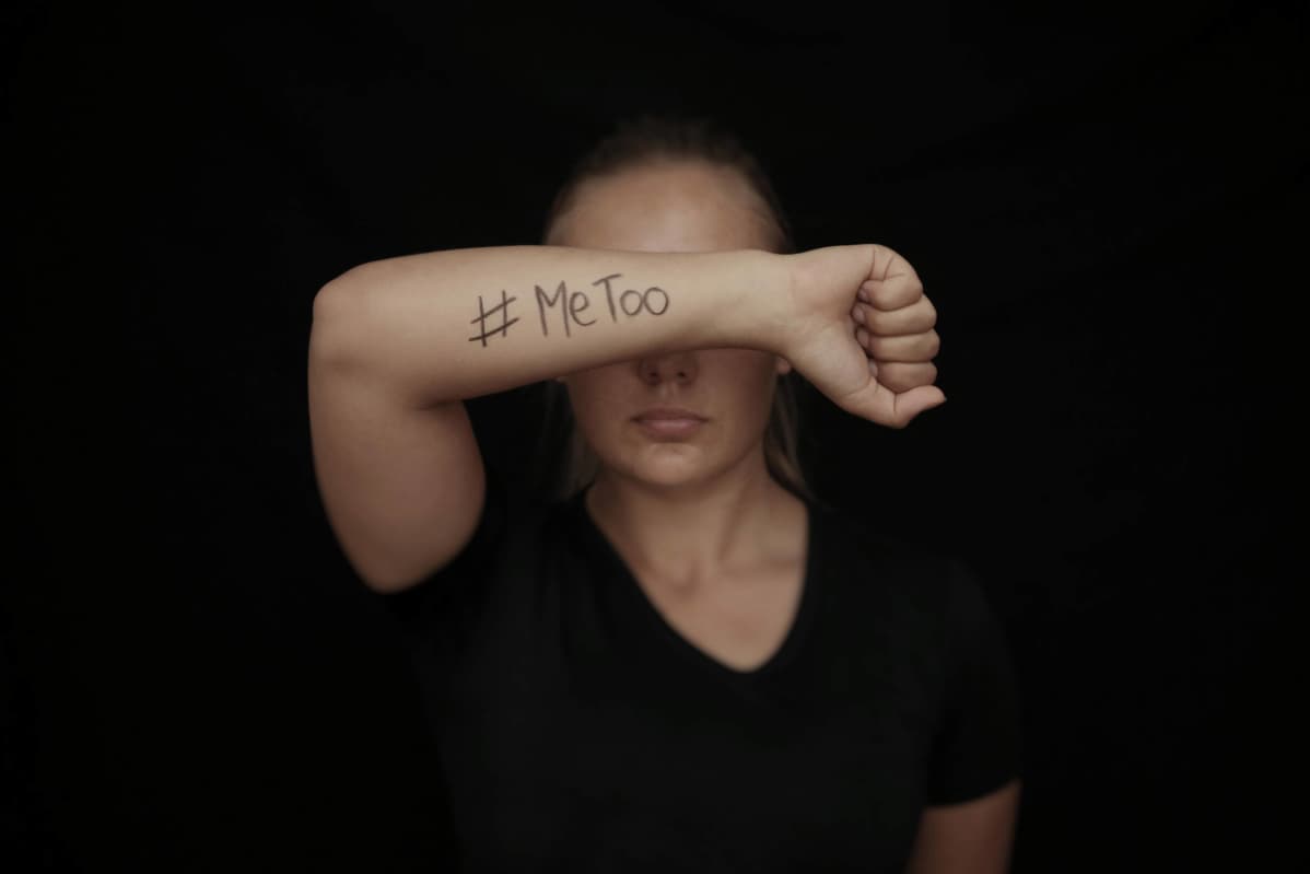 Nainen, jonka kädessä lukee #metoo.