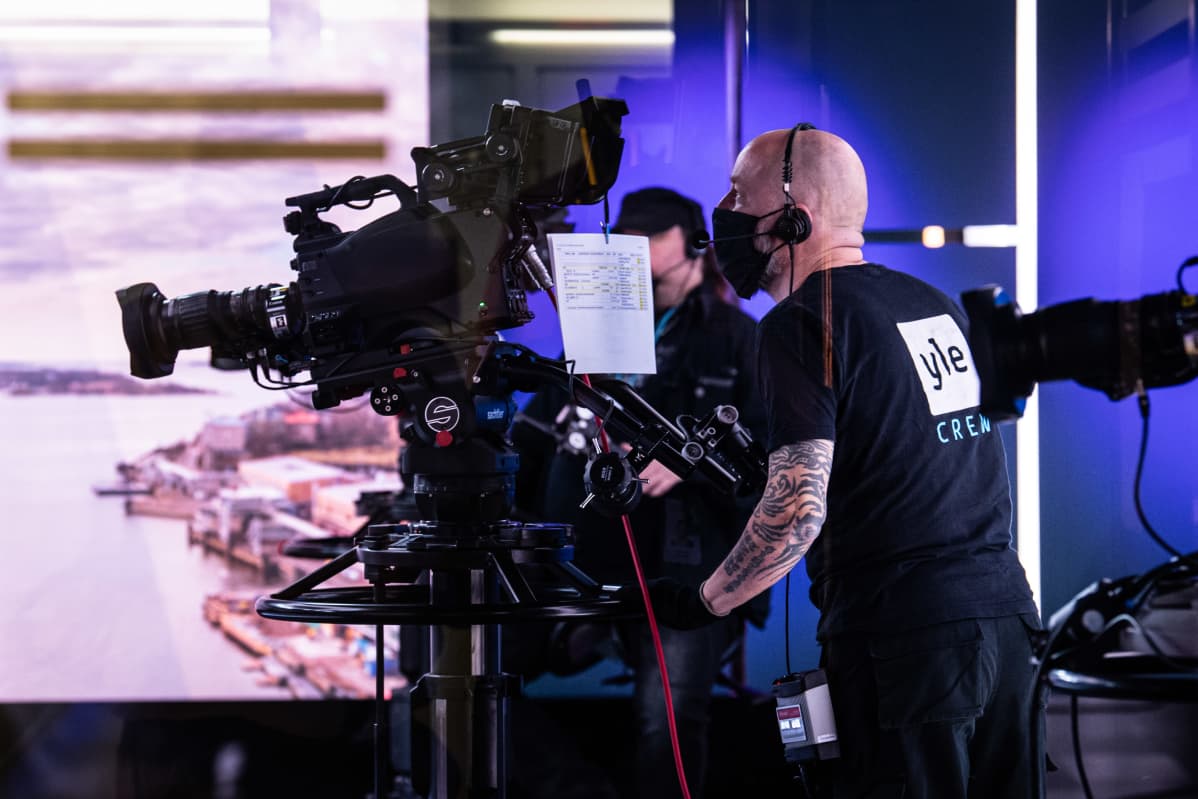 Studiokuvaajia Ylen aamussa.