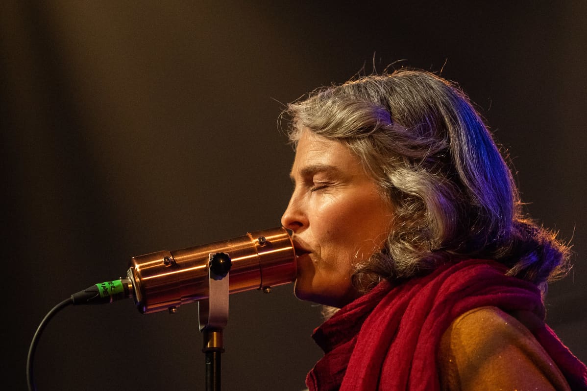 Näyttelijä-laulaja Irina Björklund, kuvattu 17.10.2020 Sellosalissa