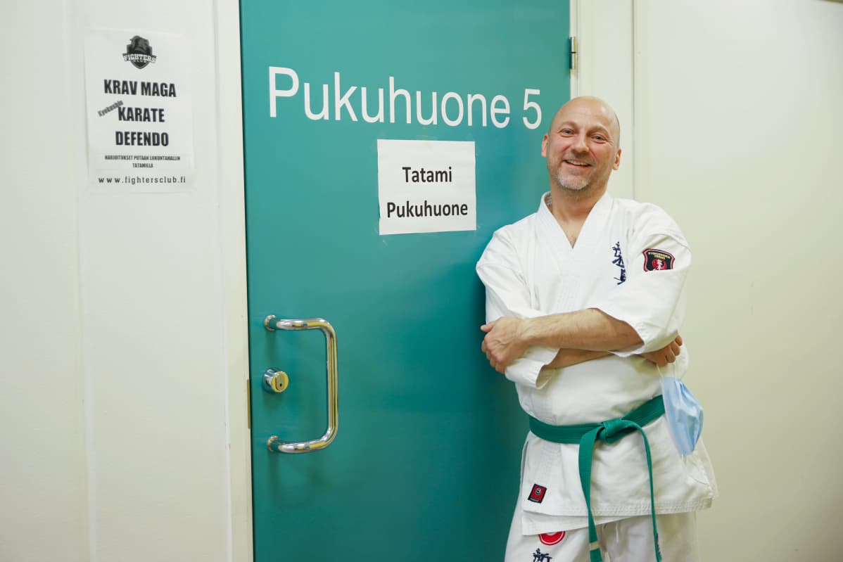 Karatevalmentaja Kim Ståhlfors pukuhuoneen ovella Putaan hallilla Torniossa