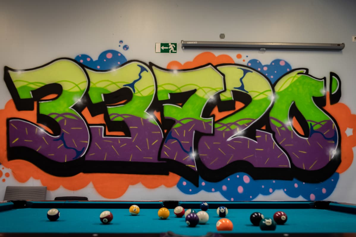 Tampereen Hervannan nuorisotila Kupolin graffitiseinä, jossa Hervannan suuntanumero 33270