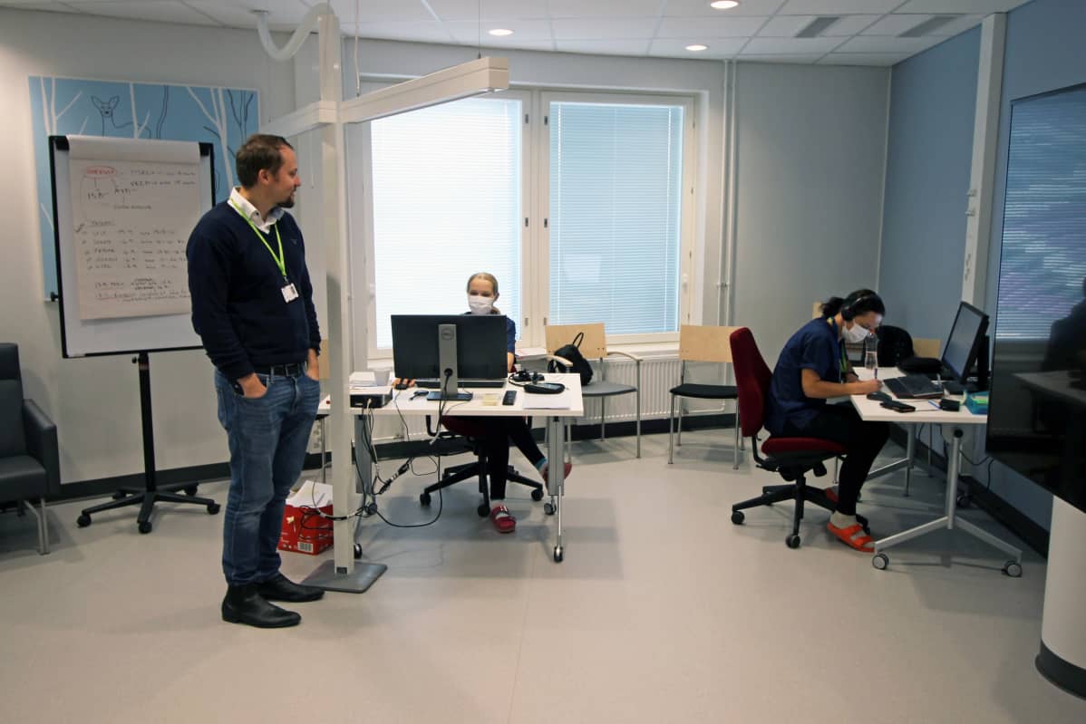 Santeri Seppälä ja kaksi sairaanhoitajaa Essoten tilassa, jossa jäljitetään koronatartunnan saaneiden liikkeitä.