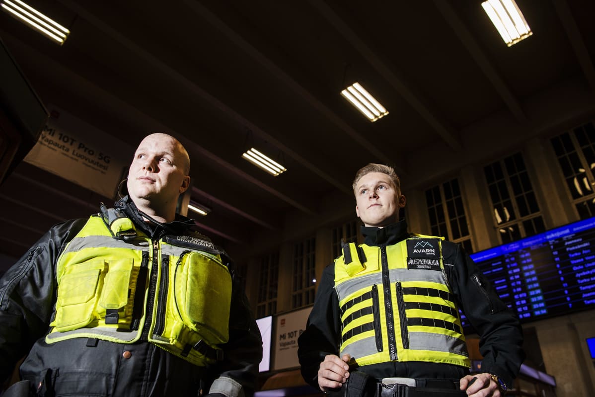 Kuvassa poseeraavat järjestyksenvalvojat Arttu Somero ja Veikka Kuisma 11. marraskuuta 2020.