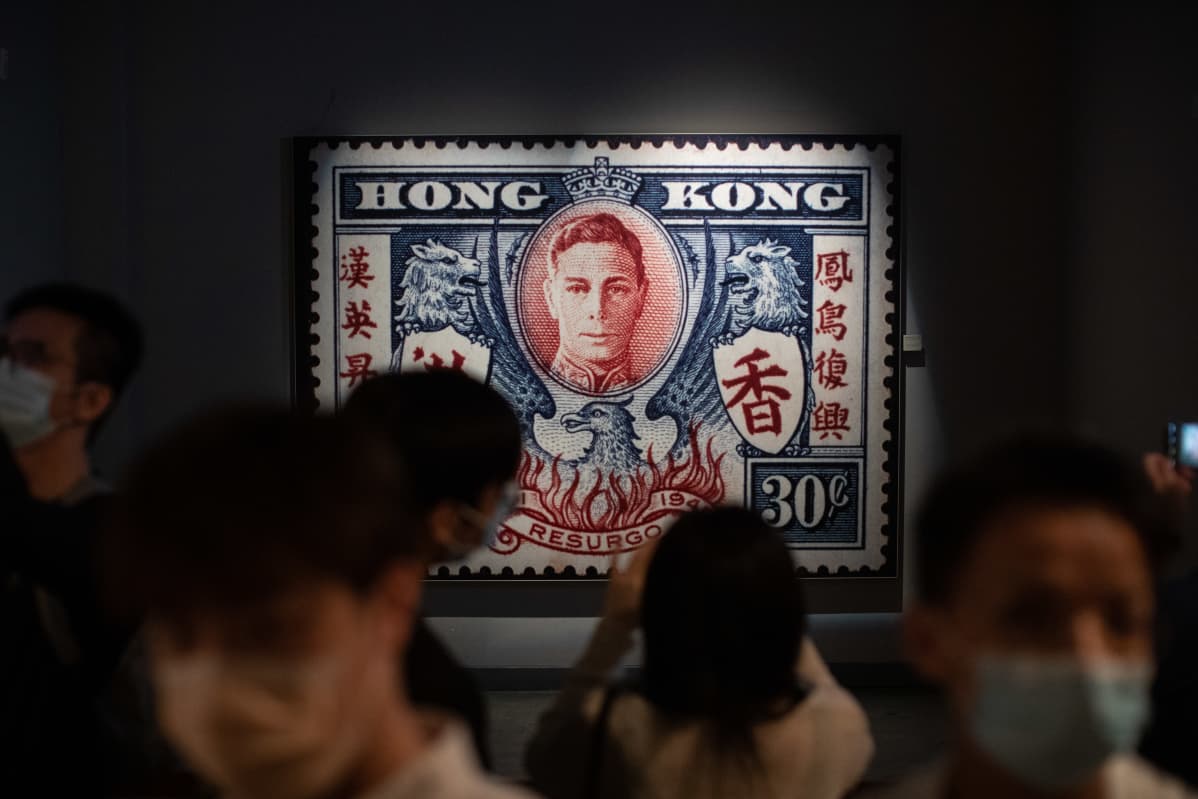 Hongkongin historiamuseon näyttelyssä on esillä brittivallan aikainen, Yrjö VI:tä esittävä postimerkki. Museo suljettiin lokakuussa suuren remontin vuoksi.